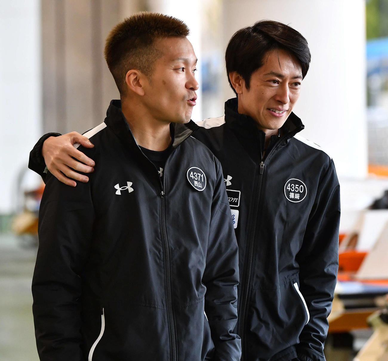 G1全日本王座決定戦3日目　4371西山貴浩（左）と肩を組んで話す4350篠崎元志（撮影・岩下翔太）