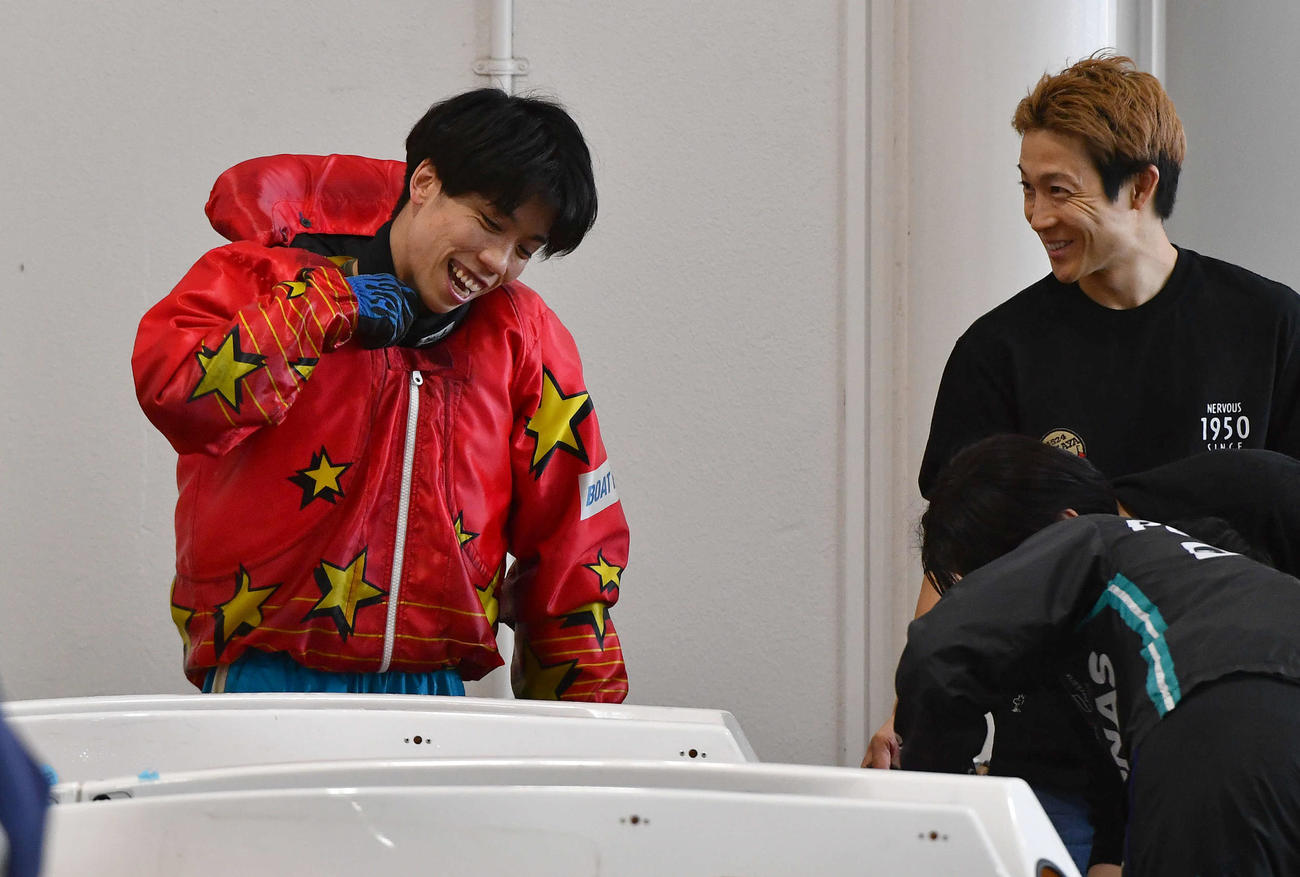 G1全日本王座決定戦5日目　11R準優勝戦、2着で優出を決めた吉田裕平（左）は深谷知博と笑顔で話す（撮影・岩下翔太）
