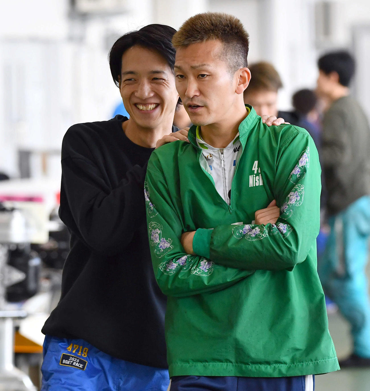 G1全日本王座決定戦5日目　西山貴浩（右）と談笑する上條暢嵩（撮影・岩下翔太）