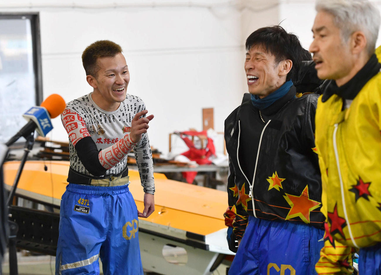G1全日本王座決定戦5日目　11R準優勝戦、勝利した西山貴浩（左）はレース映像を見返しながら池田浩二と談笑する（撮影・岩下翔太）