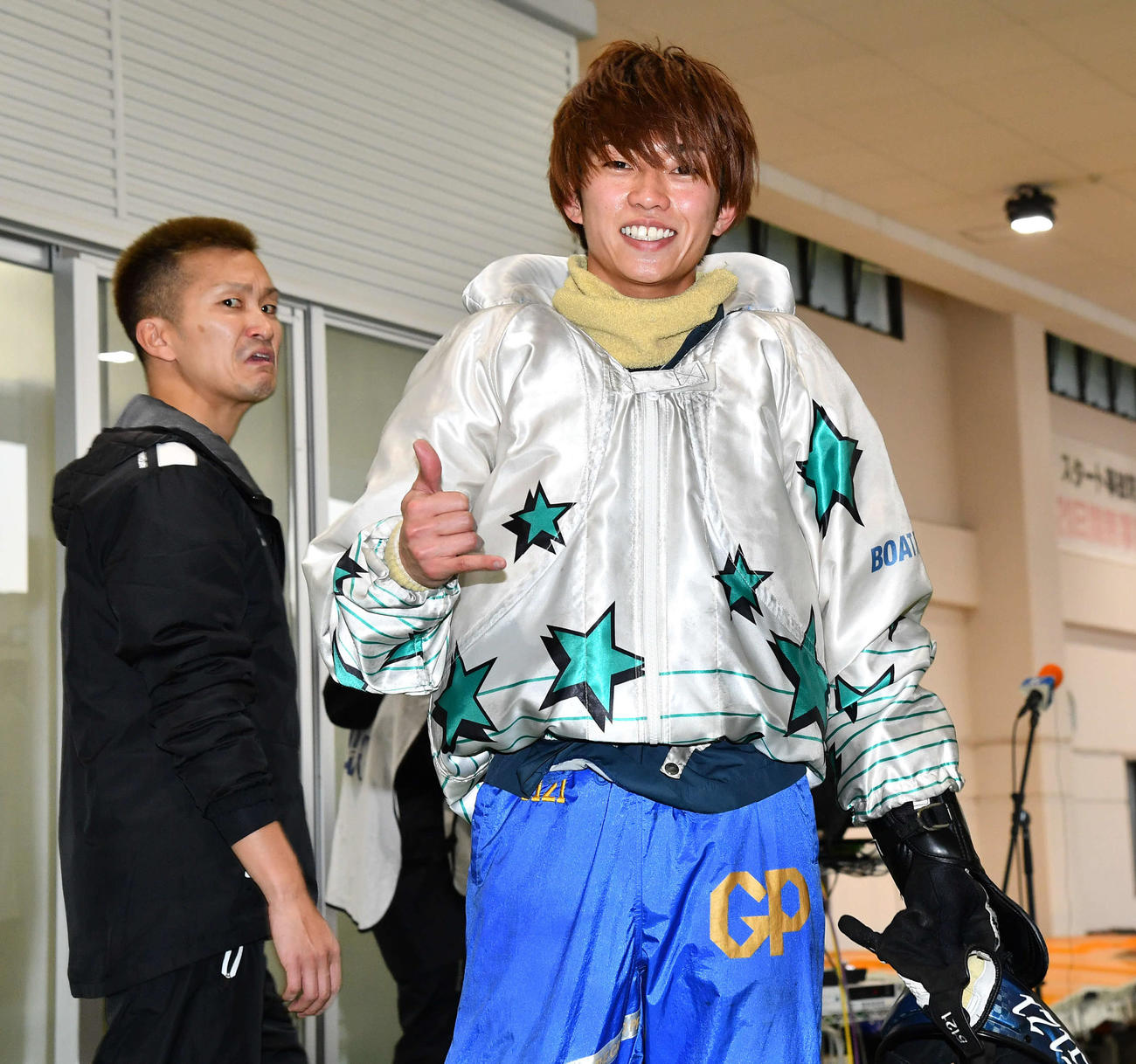 G1全日本王座決定戦5日目　12R準優勝戦、勝利した定松勇樹は、師匠の峰竜太の決めポーズのアロハポーズを見せる。左は変顔で通りすぎる西山貴浩（撮影・岩下翔太）