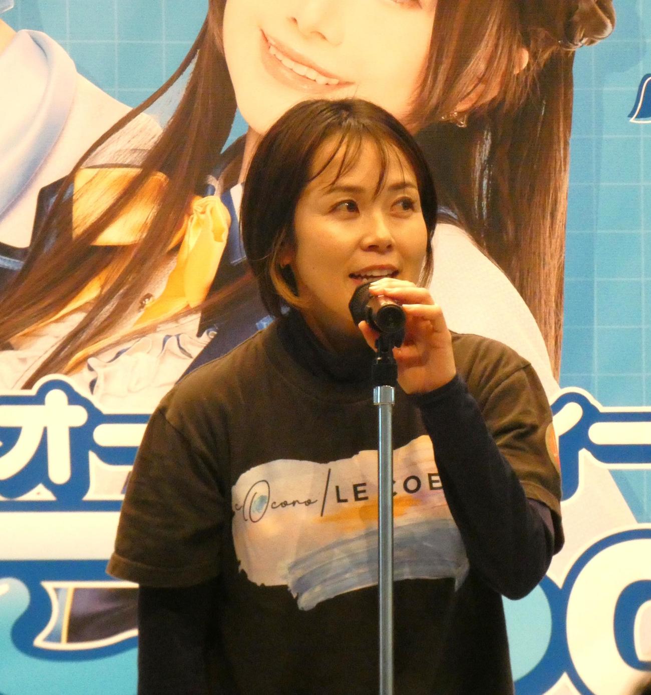 平山智加が登壇するとファンの声援が高まった