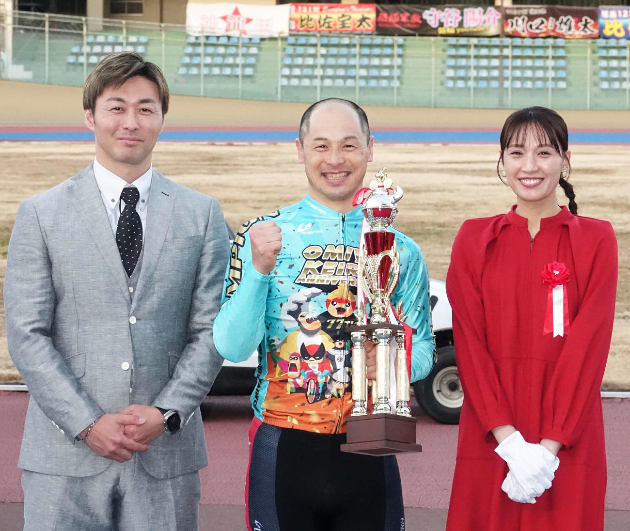 北津留翼は笑顔で元ビーチバレー選手の浅尾美和さん（右）平原康多氏（左）と記念撮影