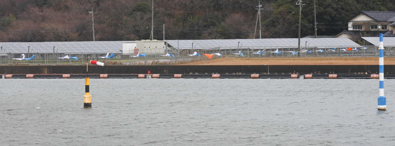 追い風ではためく空中線