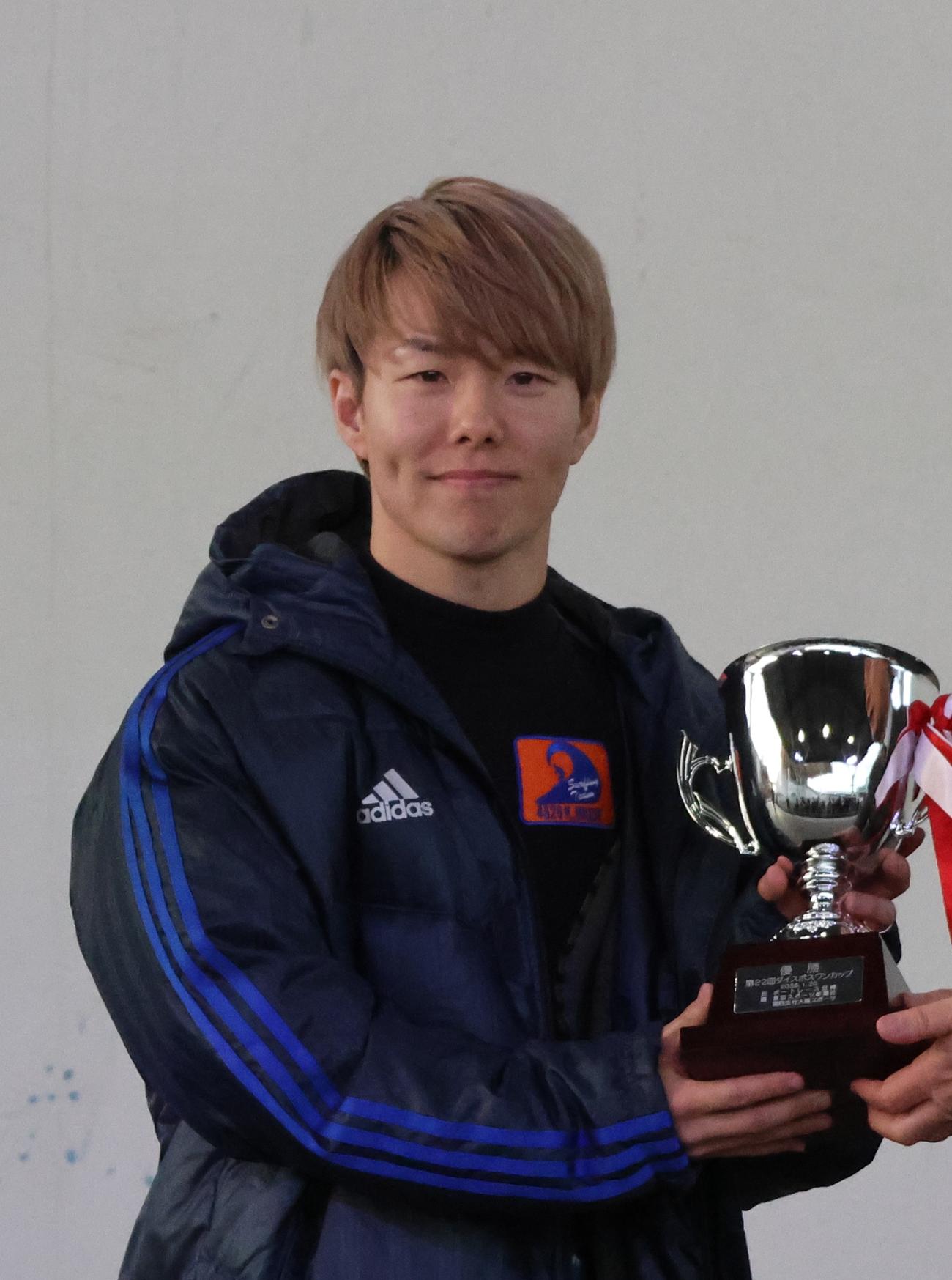 優勝戦は井上一輝がV奪取。優勝カップを手に笑顔を見せた（撮影・北條直治）