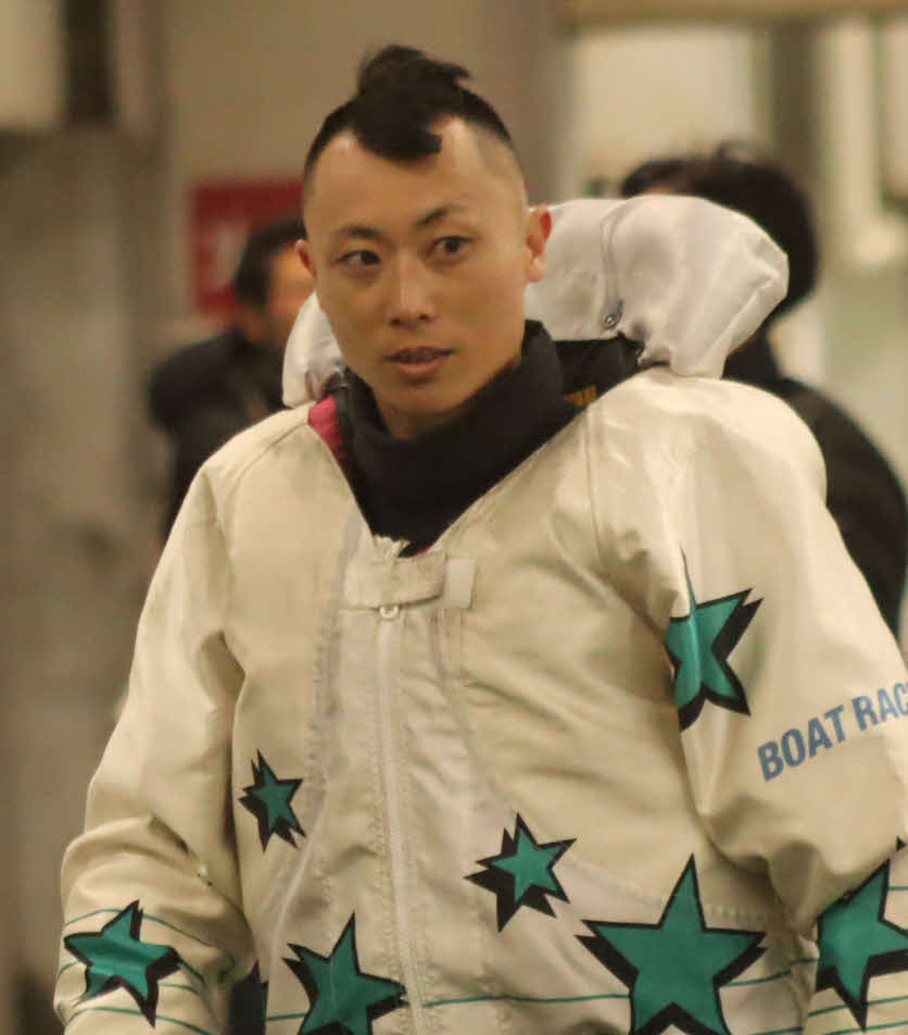 優勝戦12R、行き足のいい田中宏樹が逃げる