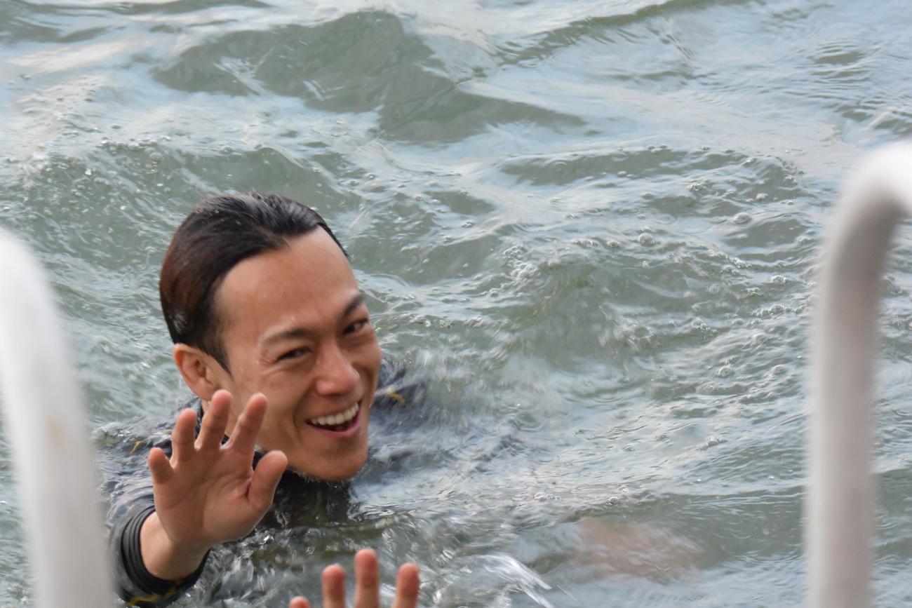 岩瀬裕亮が水神祭で水面に放り投げられて、満面の笑み