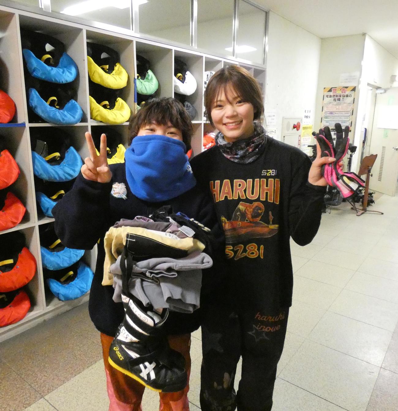 佐藤ほのか（左）、井上遥妃と仲がいい2人の記念ショット（撮影・前原一樹）