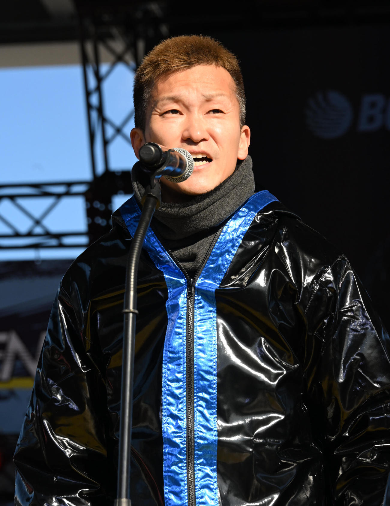オープニングセレモニーであいさつをする西山貴浩（撮影・石井愛子）