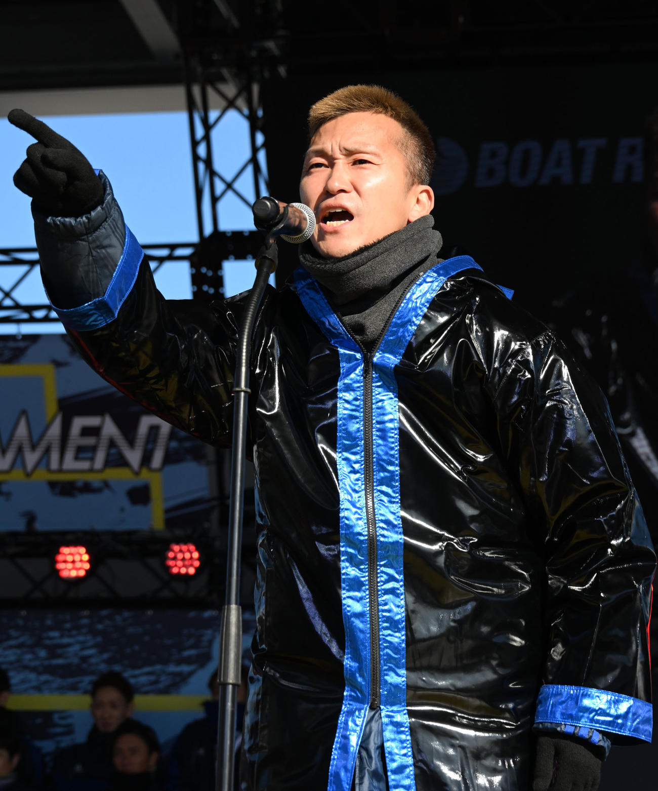 オープニングセレモニーであいさつをする西山貴浩（撮影・石井愛子）