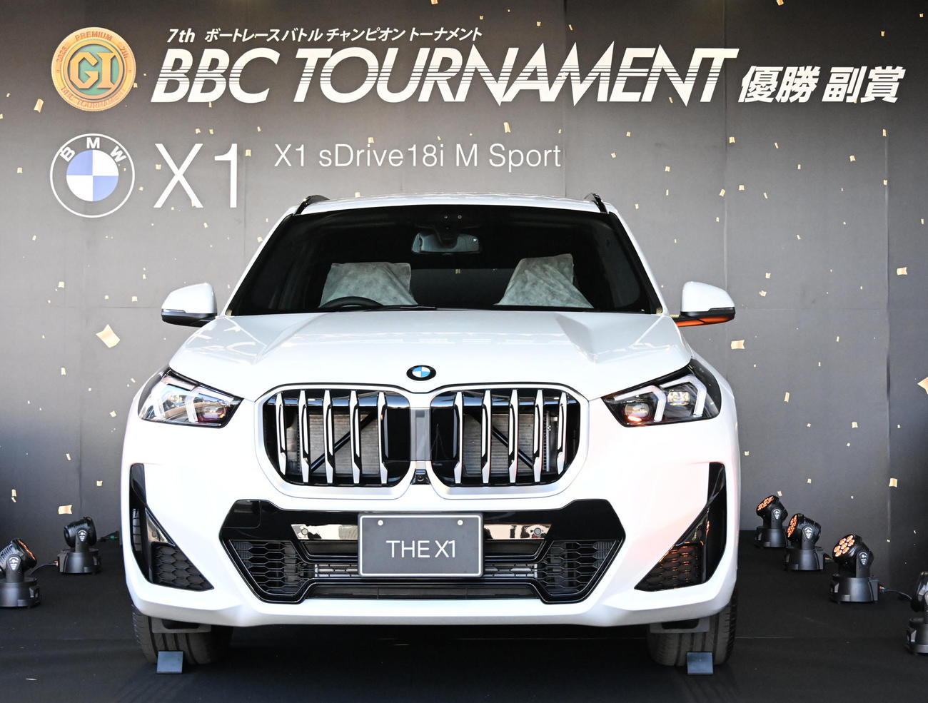 優勝者副賞のBMWの車（撮影・石井愛子）