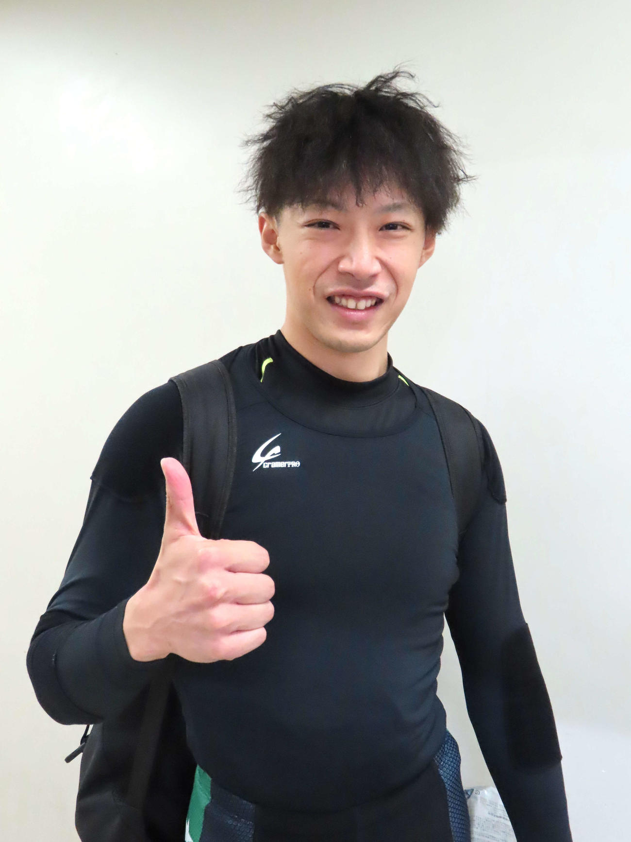 渡辺直弥は笑顔でサムズアップ