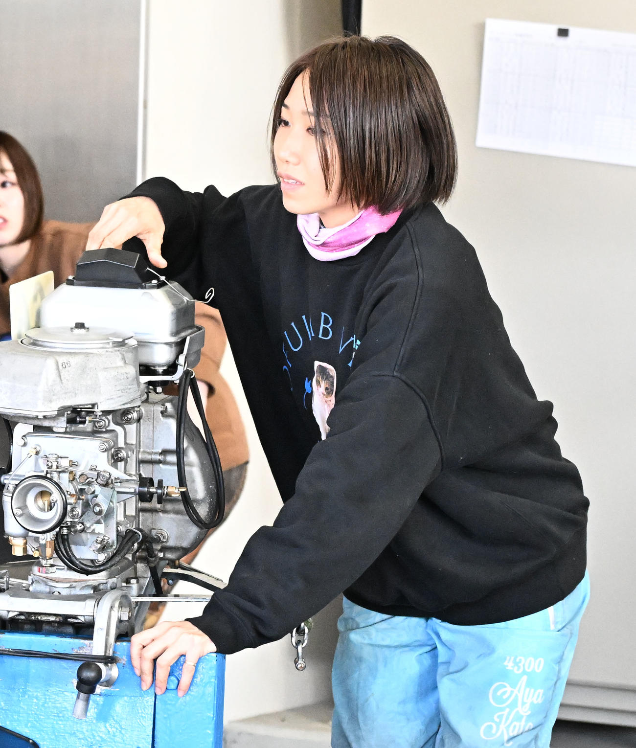 エンジンを運ぶ加藤（撮影・千葉一成）