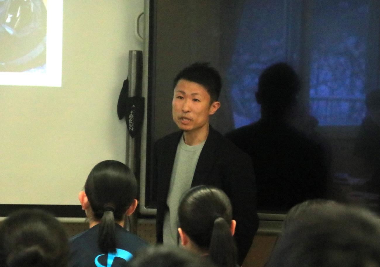 高校生にボートレーサーの魅力を語る三浦敬太（撮影・宮﨑仁志）