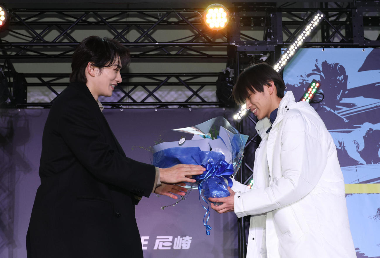 優勝を決め町田啓太から祝福の花束を受ける末永和也