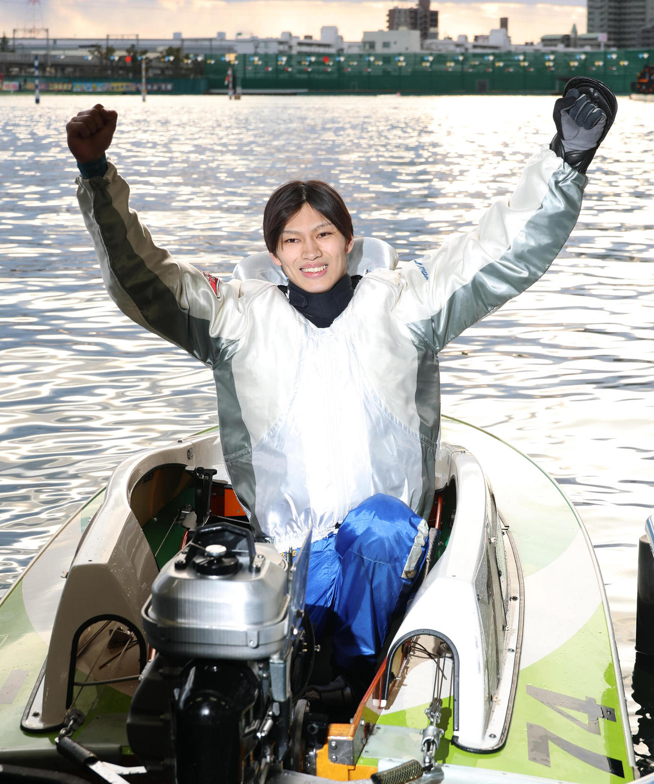優勝を決めガッツポーズを決める末永和也