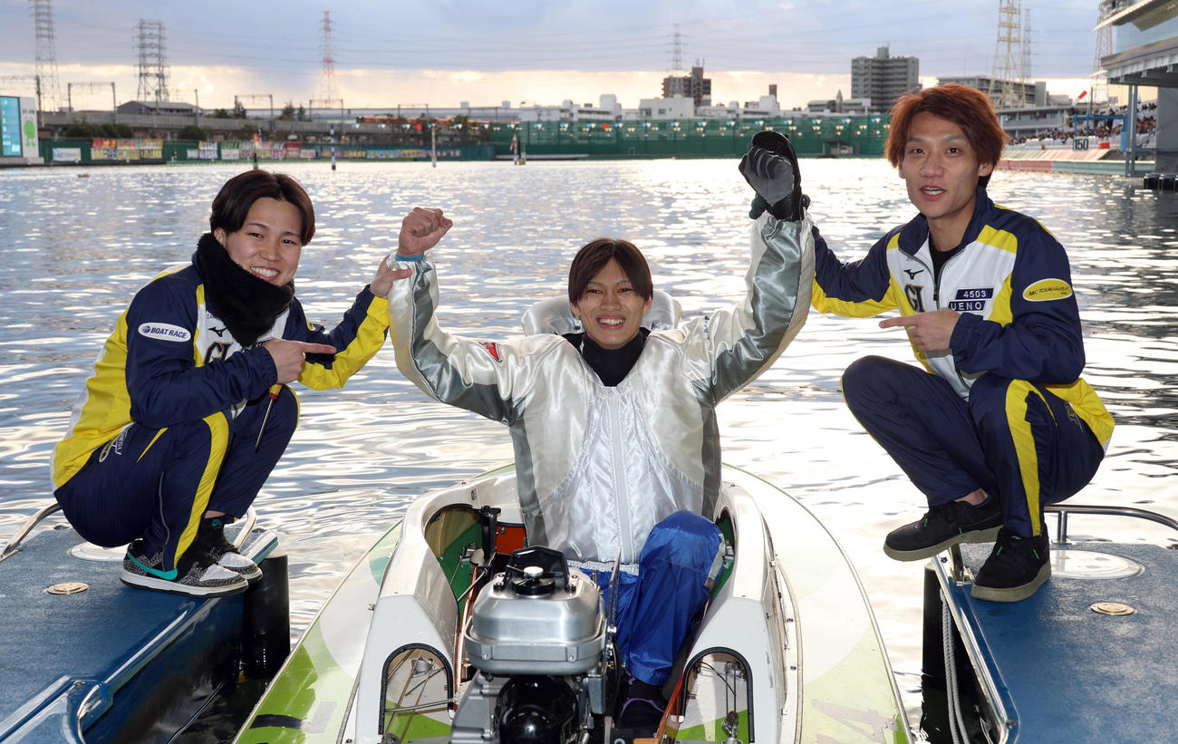 優勝を決め常住蓮（左）上野真之介（右）から祝福される末永和也