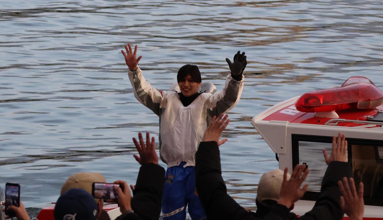 優勝した末永和也がウイニングラン。ファンの大歓声に笑顔で応えた（撮影・北條直治）