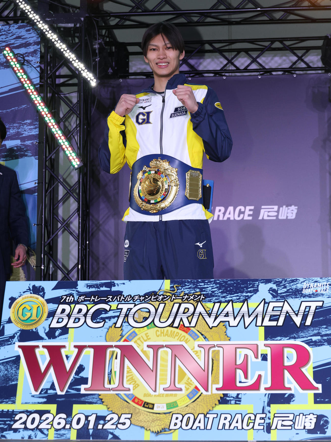 優勝を決め表彰式でチャンピオンベルトを巻きファイティングポーズを決める末永和也