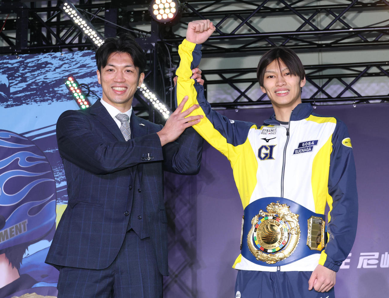 優勝を決め村田諒太（左）から祝福されガッツポーズを決める末永和也