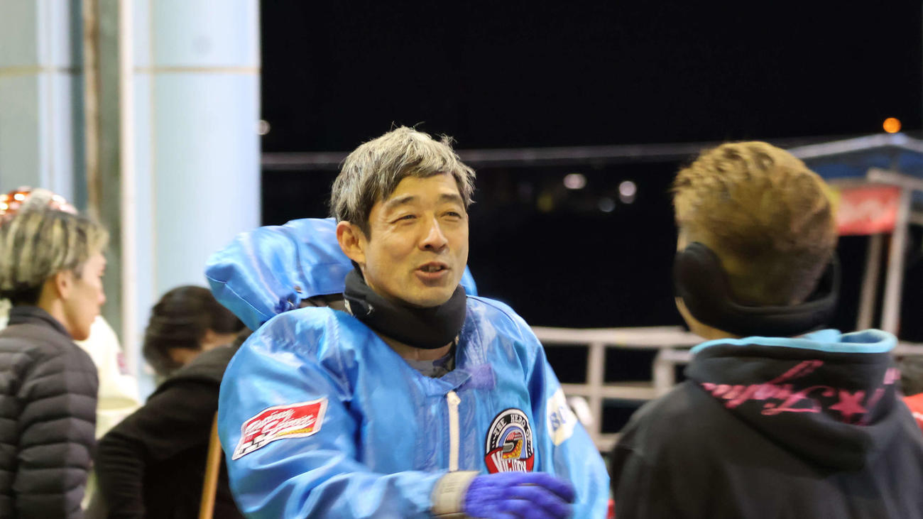 4カドまくりを決めて笑顔を見せる荒井輝年