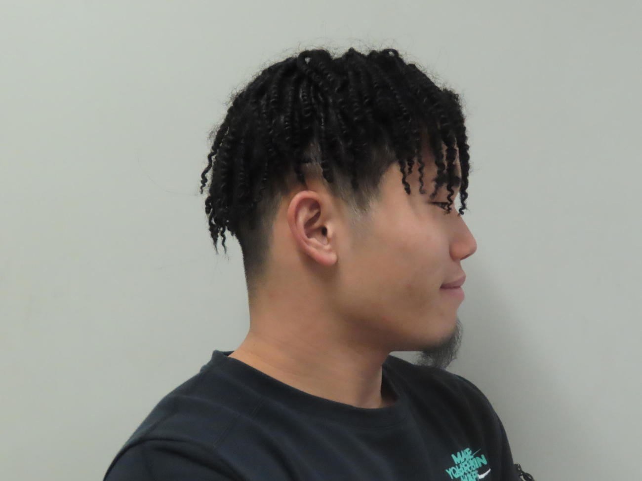 独特のヘアスタイルで検車場に入った岩辺陸