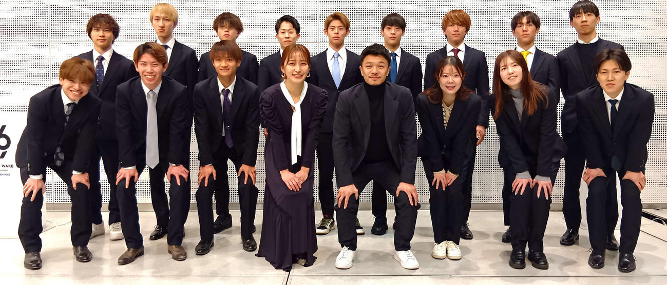 中谷潤人（前列左から5人目）を囲む2026トップルーキー