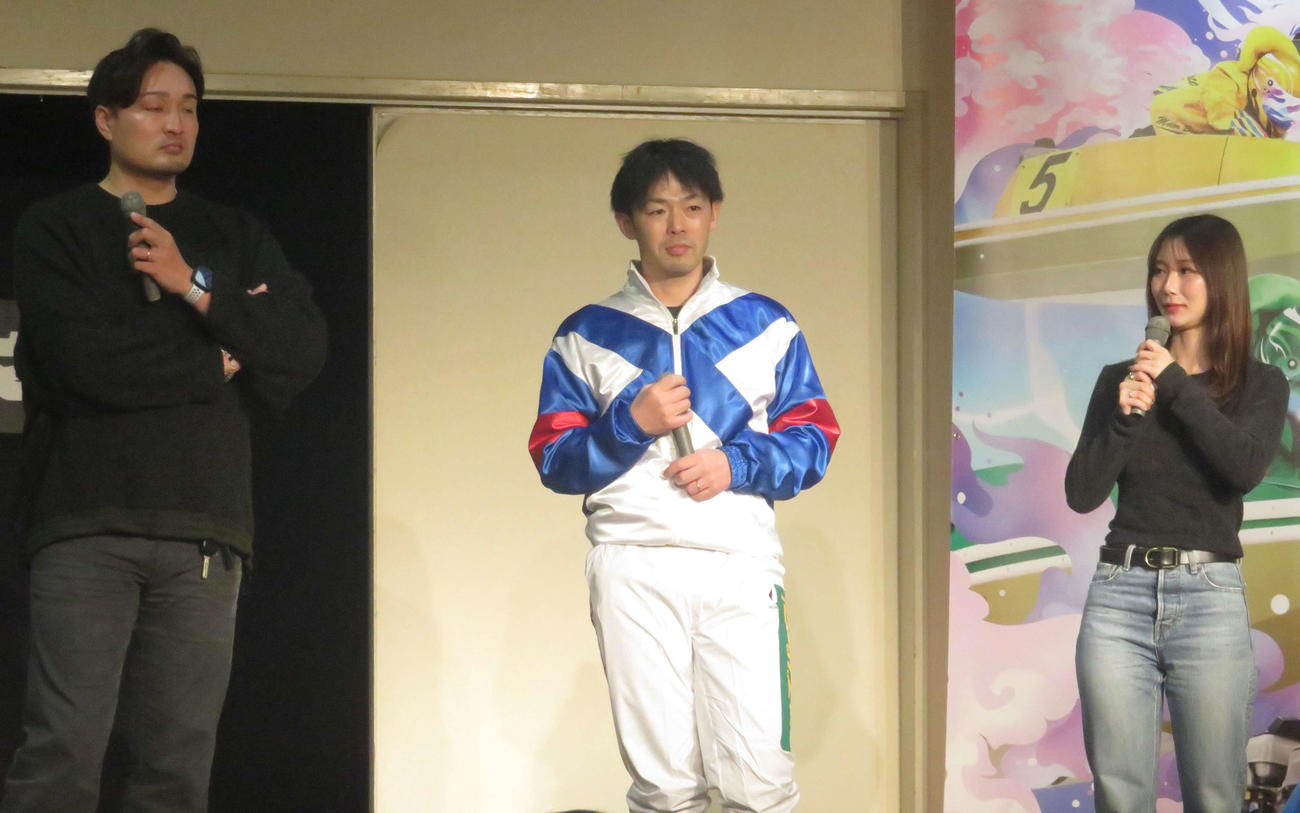 右から武井莉里佳、菊池一樹騎手、元阪神の秋山拓巳氏。3人のトークショーが行われた