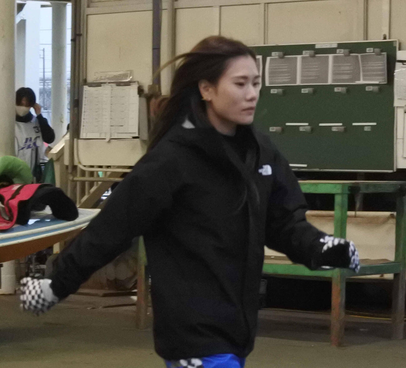 藤原早菜は疲れを見せず、早速、ピットを走り回った