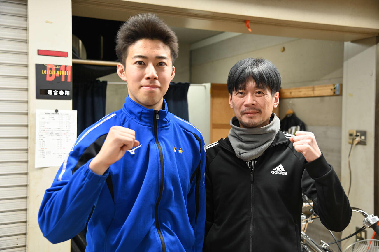 デビュー初勝利を挙げた落合春翔（左）は師匠の平川博康とガッツポーズ