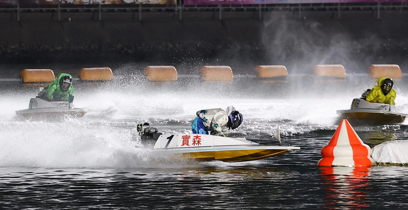 下関8R 1周目2Mを1着で通過する4963実森美祐（撮影・上田博志）