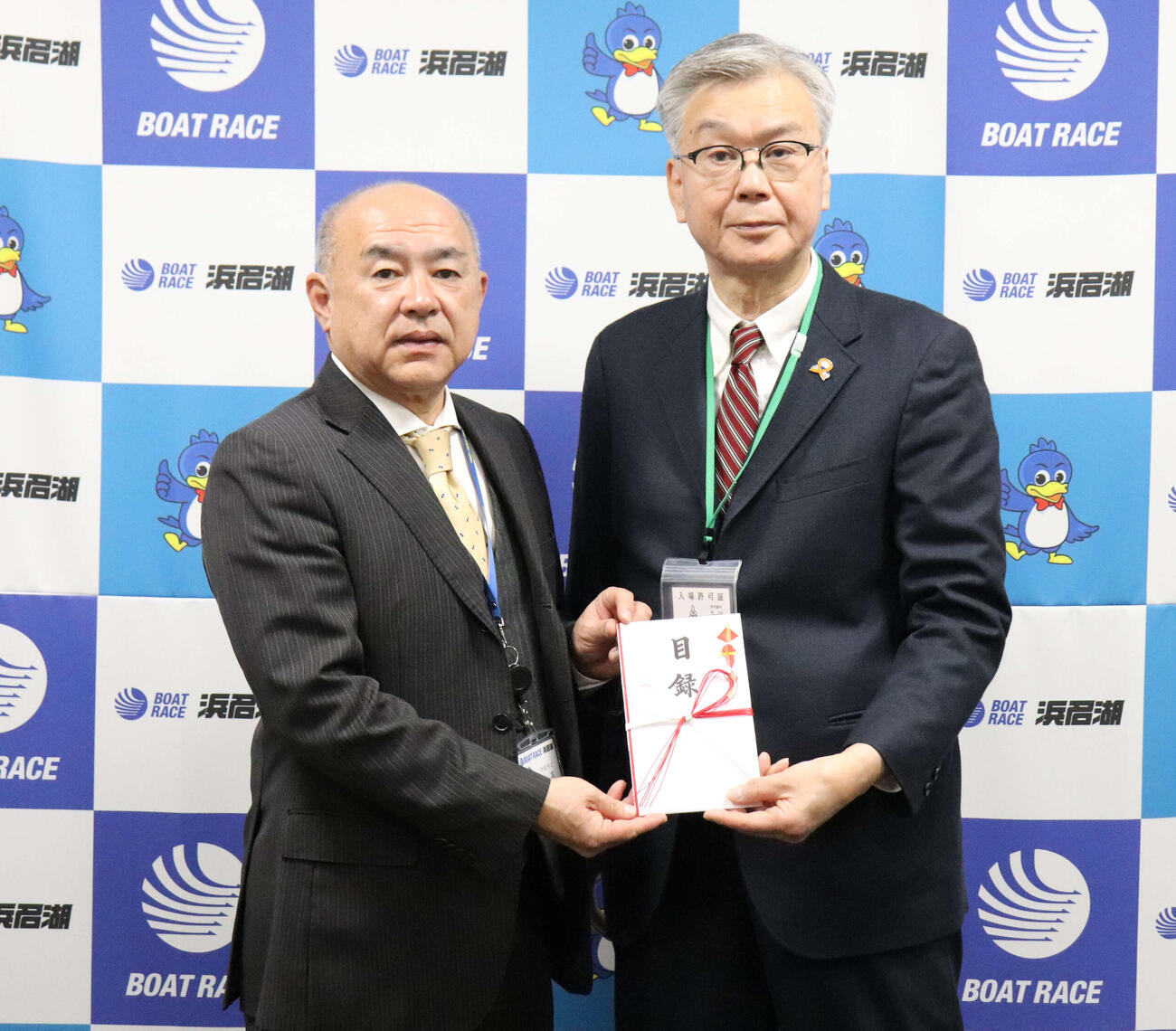 浜名湖ボートレース企業団から、オレンジリボン運動支援の寄付金が児童虐待防止静岡の集い実行委員会に贈られた