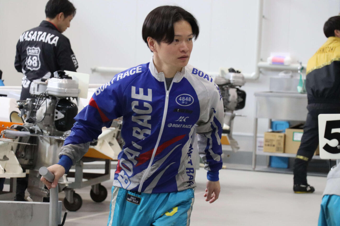 12R1枠の仲谷颯仁が他艇の攻めを封じ込める