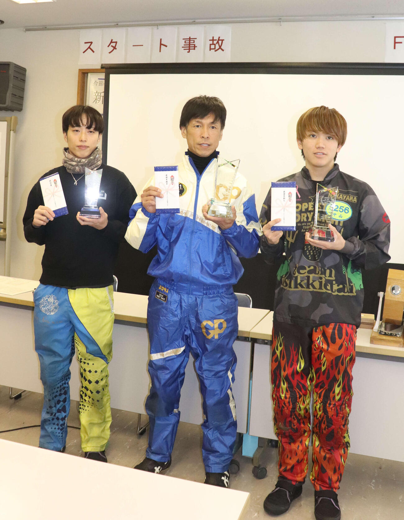 中部ボートレース記者クラブの表彰で顕彰された、左から前田滉、池田浩二、中山翔太（撮影・神田成史）