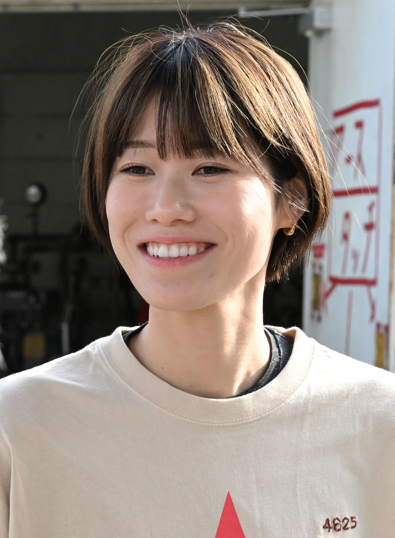 第71回関東地区選手権前検　取材対応する倉持（撮影・千葉一成）