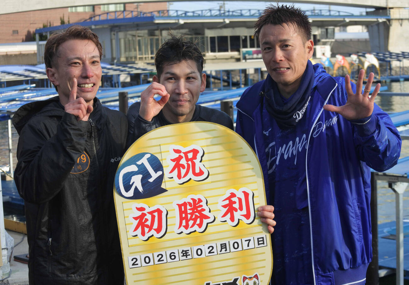 前田聖文（中央）は105期生3人でG1初勝利を喜んだ。左は中嶋健一郎、右は磯部誠
