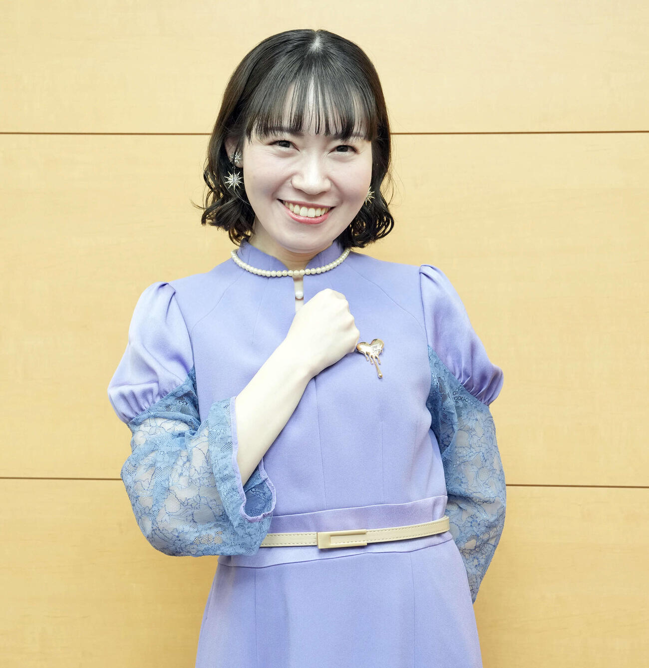 「熱き想いが、心を射抜く」「たちあおい賞争奪戦G3」のPRをする静岡競輪CS放送半田いまりキャスター（撮影・たえ見朱実）