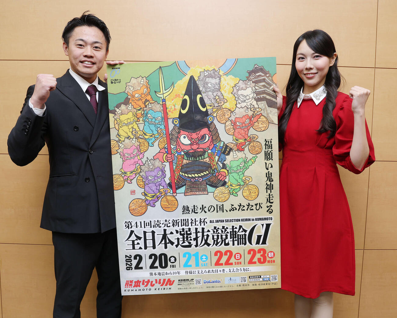 熊本競輪のPRで来社した伊藤選手（左）とアンバサダーの永原ももさん（撮影・河田真司）