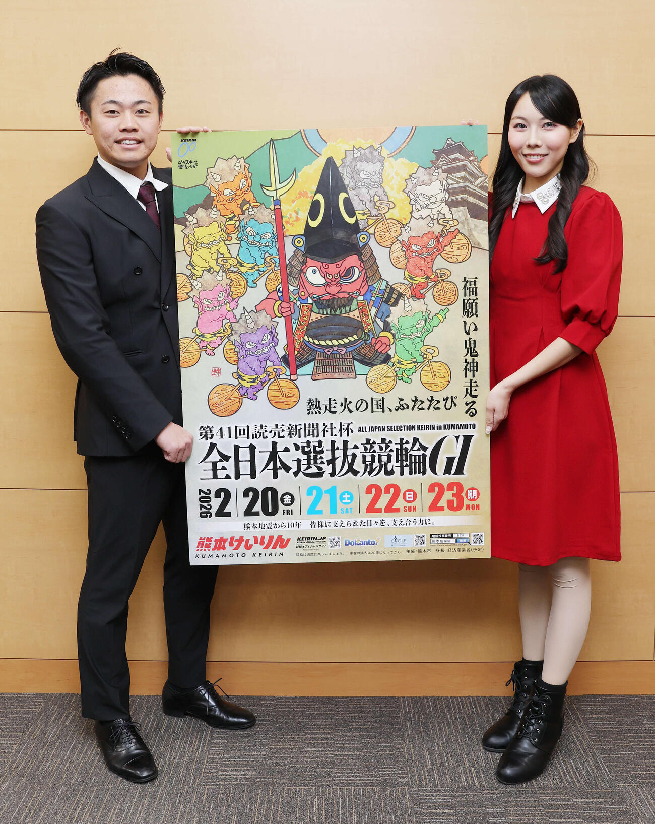 熊本競輪のPRで来社した伊藤選手（左）とアンバサダーの永原ももさん（撮影・河田真司）