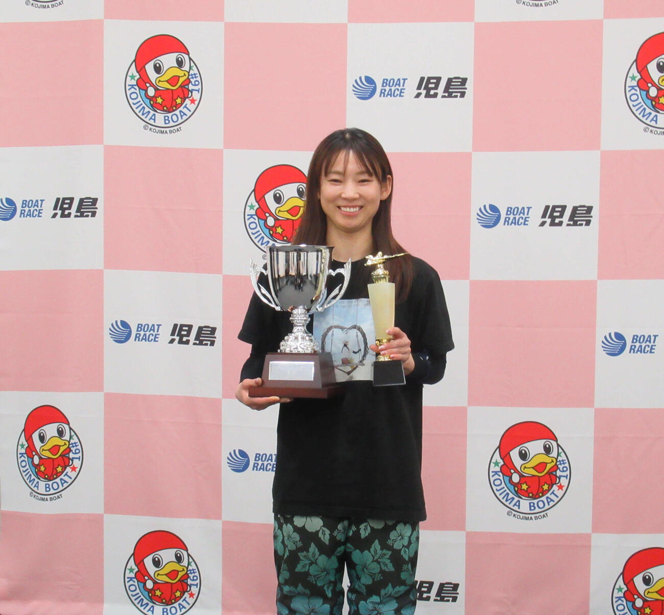 守屋美穂は優勝カップを手に満面の笑顔を見せた