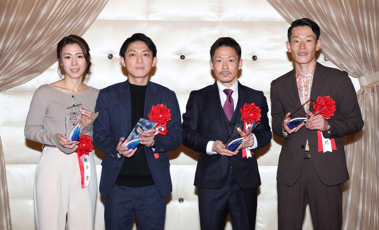 「第40回ボートレース年間三賞」を受賞して写真に納まる、左から鎌倉涼、桐生順平、松田大志郎、茅原悠紀（撮影・丹羽敏通）