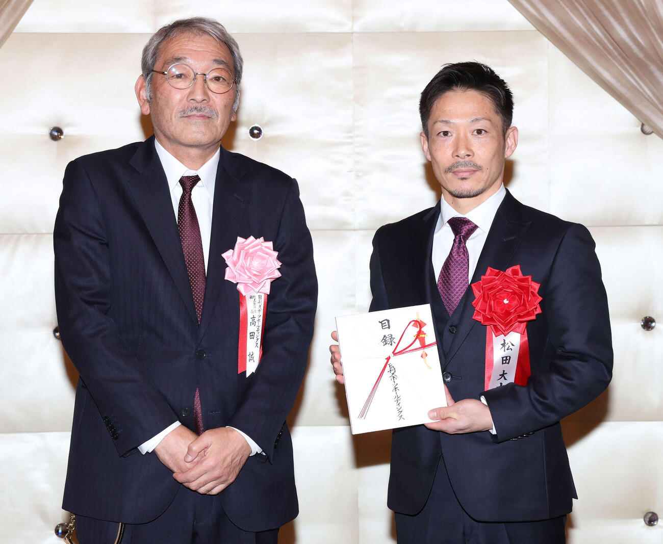 日刊スポーツホールディングスの高田誠代表取締役社長と写真に納まる敢闘賞を受賞した松田大志郎（撮影・丹羽敏通）