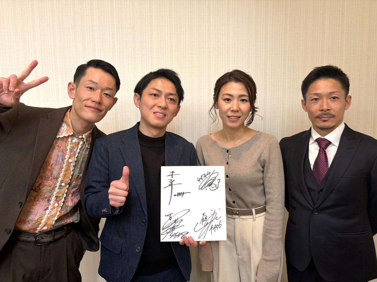 日刊スポーツ制定「第40回ボートレース年間三賞」で記念撮影をする、左から技能賞の茅原、殊勲賞の桐生、特別賞の鎌倉、敢闘賞の松田