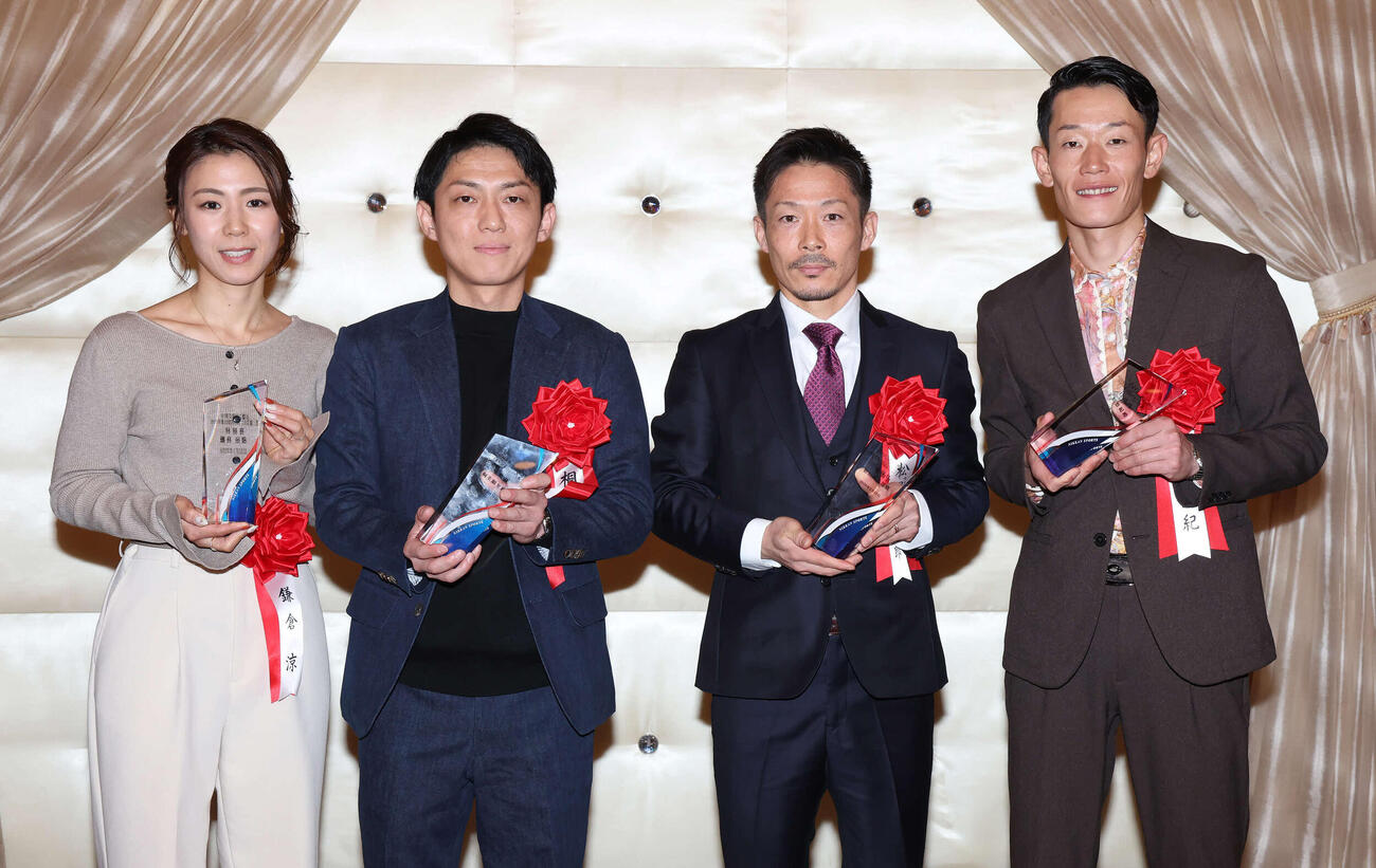 「第40回ボートレース年間三賞」を受賞して写真に納まる、左から鎌倉涼、桐生順平、松田大志郎、茅原悠紀（撮影・丹羽敏通）