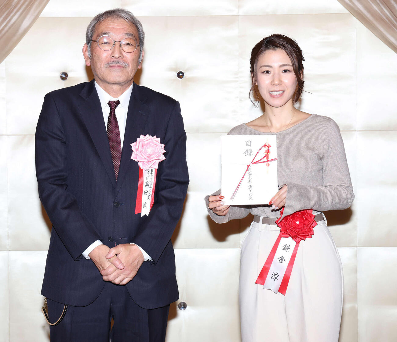 日刊スポーツホールディングスの高田誠代表取締役社長と写真に納まる特別賞を受賞した鎌倉涼（撮影・丹羽敏通）