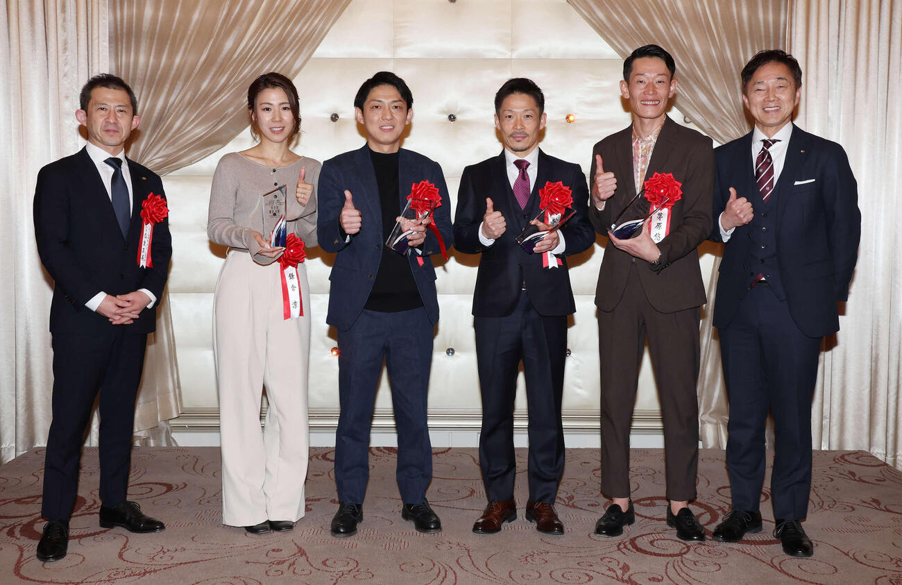 「第40回ボートレース年間三賞」授賞式で写真に納まる、左から選手会代表の瓜生正義、鎌倉涼、桐生順平、松田大志郎、茅原悠紀、ボートレースアンバサダーの植木通彦氏（撮影・丹羽敏通）
