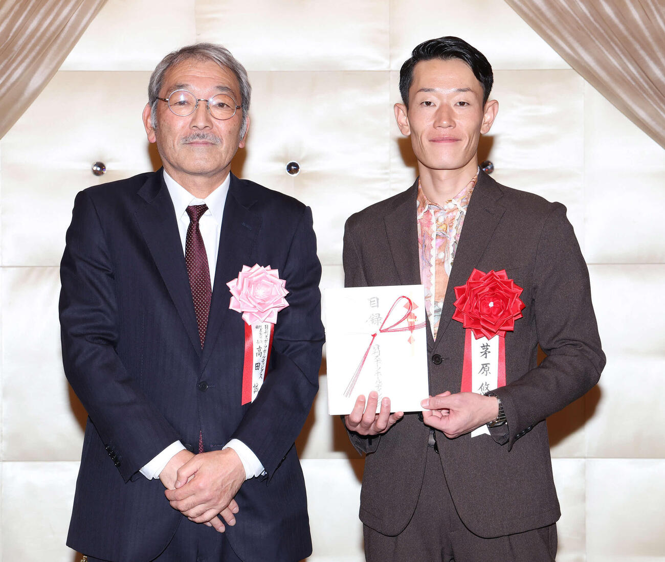 日刊スポーツホールディングスの高田誠代表取締役社長と写真に納まる技能賞を受賞した茅原悠紀（撮影・丹羽敏通）