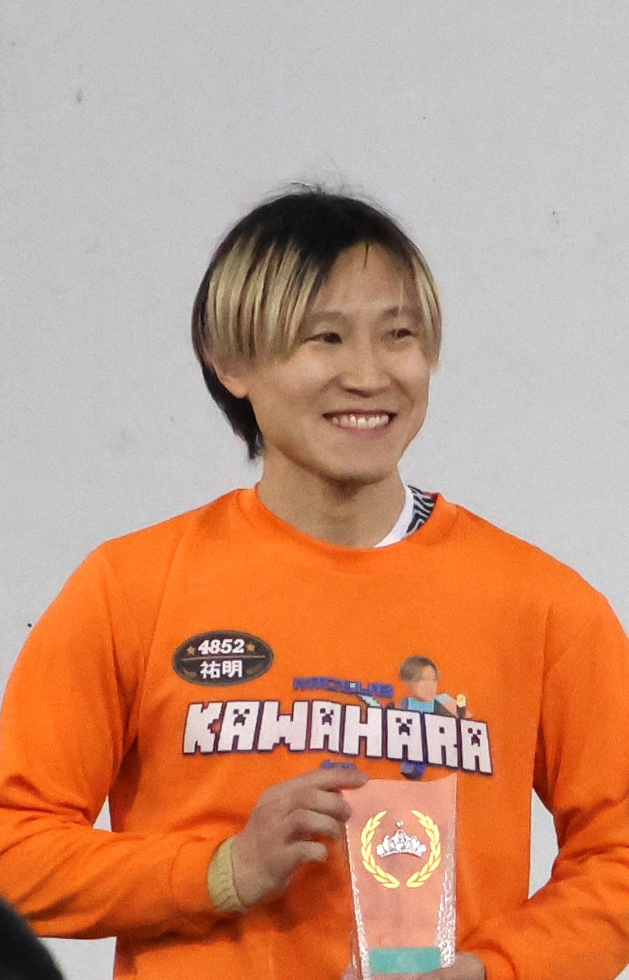 川原祐明は尼崎が意外にも初優出。しっかり逃げて初Vをゲット。優勝カップを手に笑顔を見せた（撮影・北條直治）
