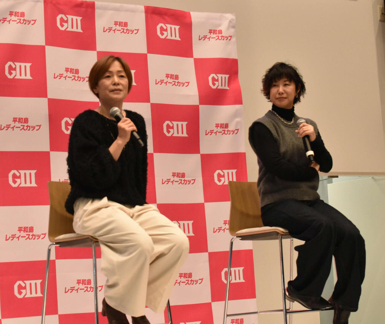 平和島ボートでトークショーを行った岩崎芳美（左）と横西奏恵さん