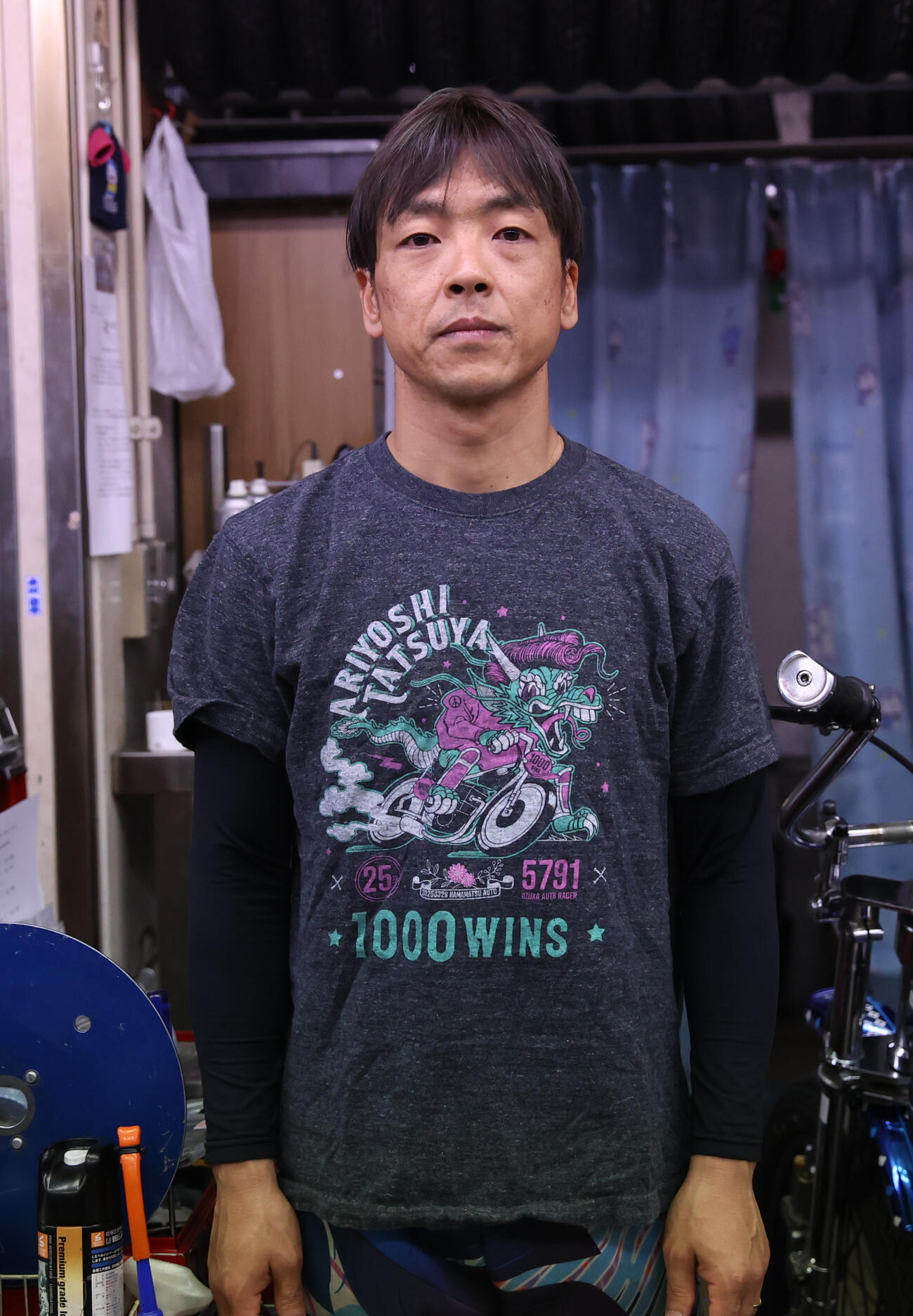 全日本選抜の前検で撮影に応じる青山周平（撮影・柴田隆二）